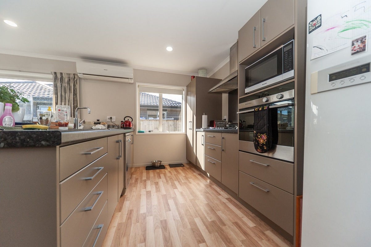 10 Greenstone Grove, Brown Owl, Upper Hutt - Carousel 1