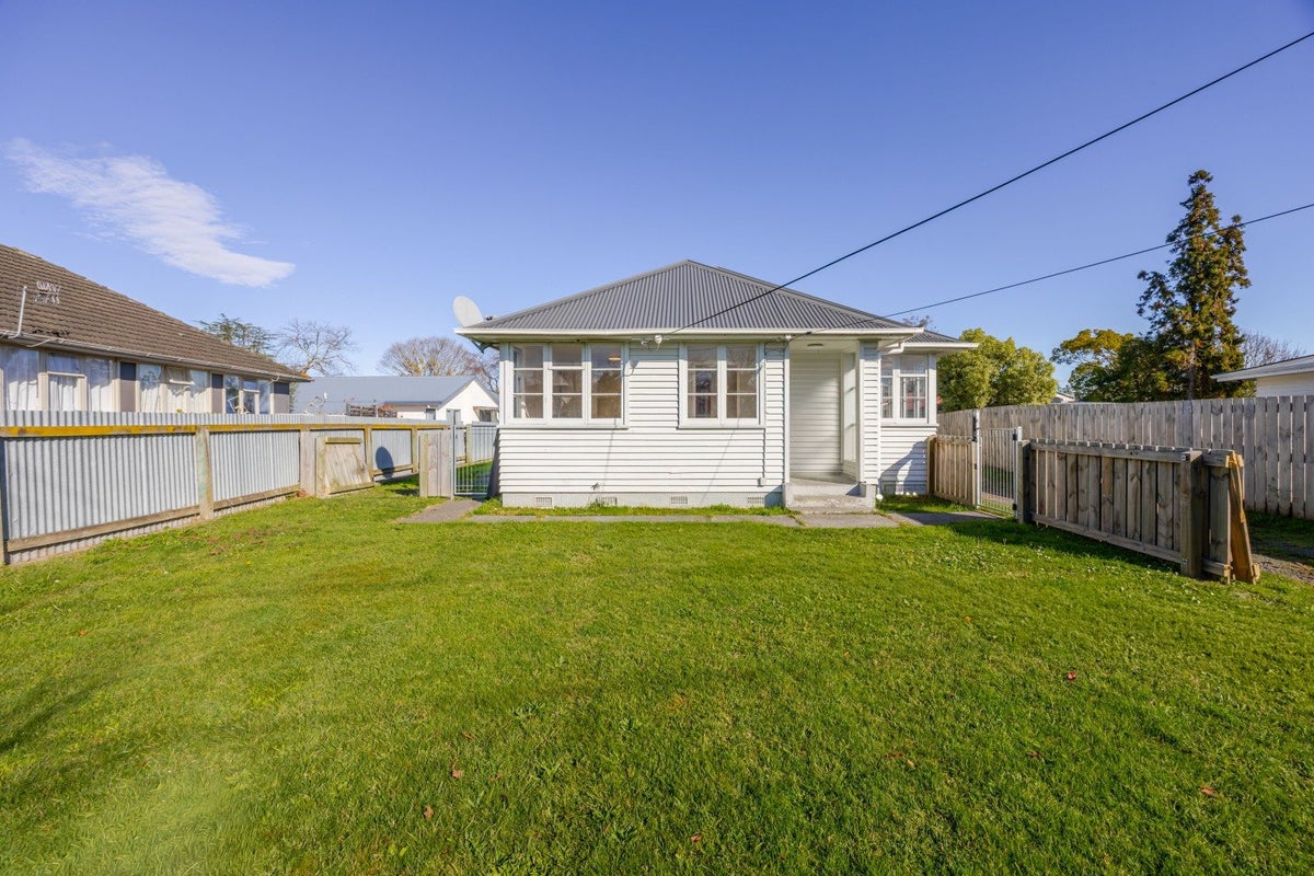 20 Palmerston Road, Havelock North, Havelock North - Carousel 1