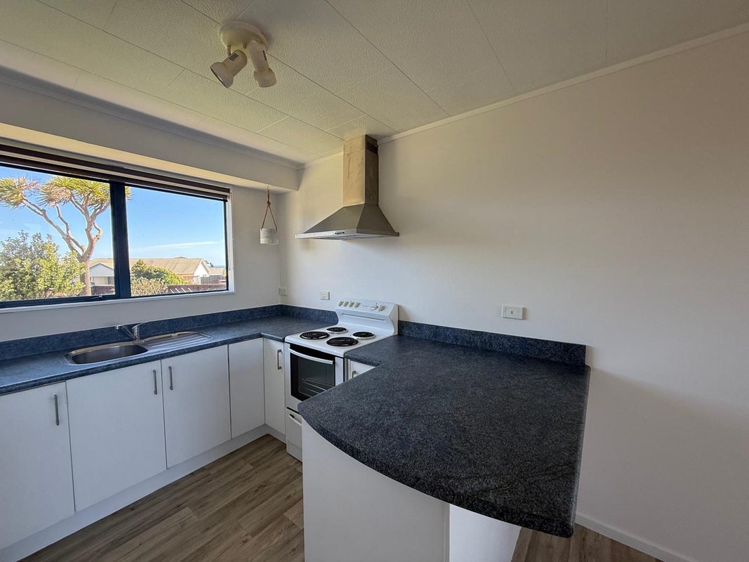 6 Doncaster Terrace, Ascot Park, Porirua - Carousel 2