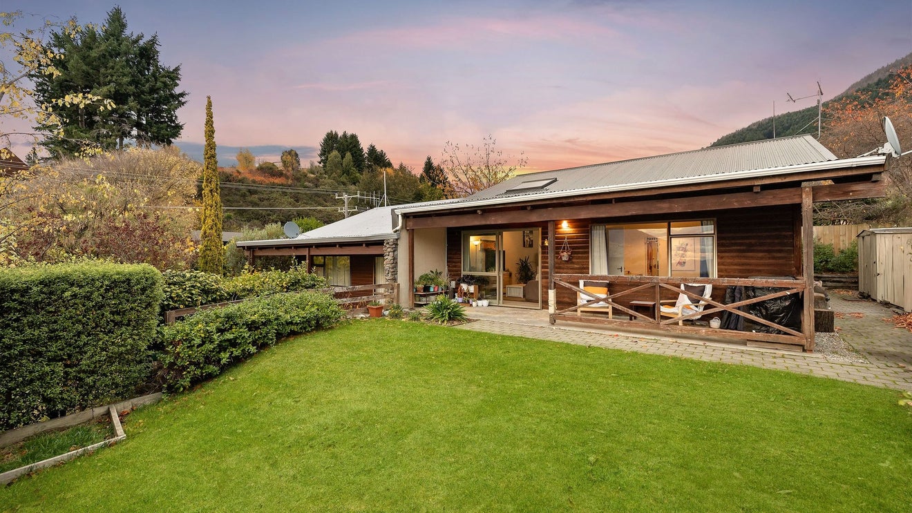4A Avalon Crescent, Fernhill, Queenstown - Carousel 1