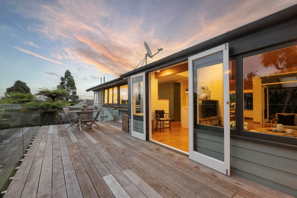 62 Tainui Road, Titirangi, Auckland - Carousel 1