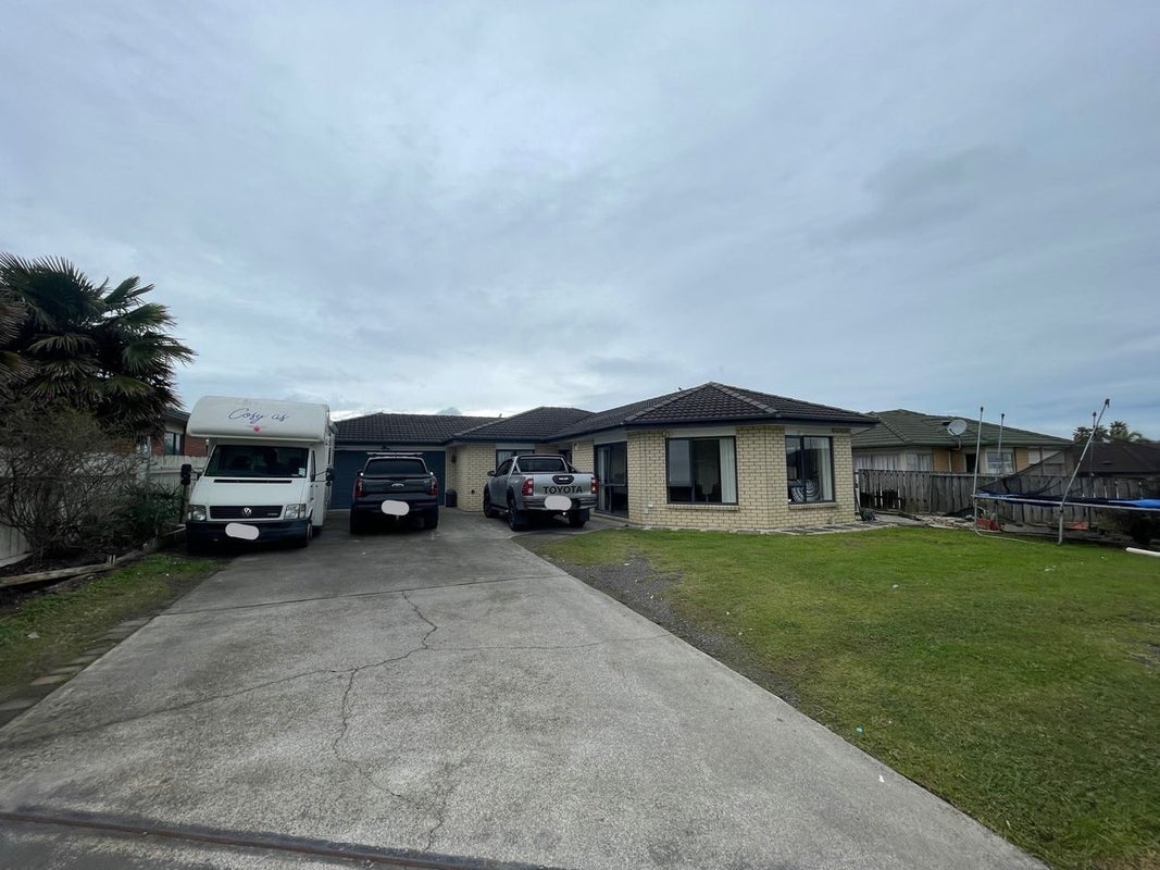 12 Carn Place, Weymouth, Auckland - Carousel 1