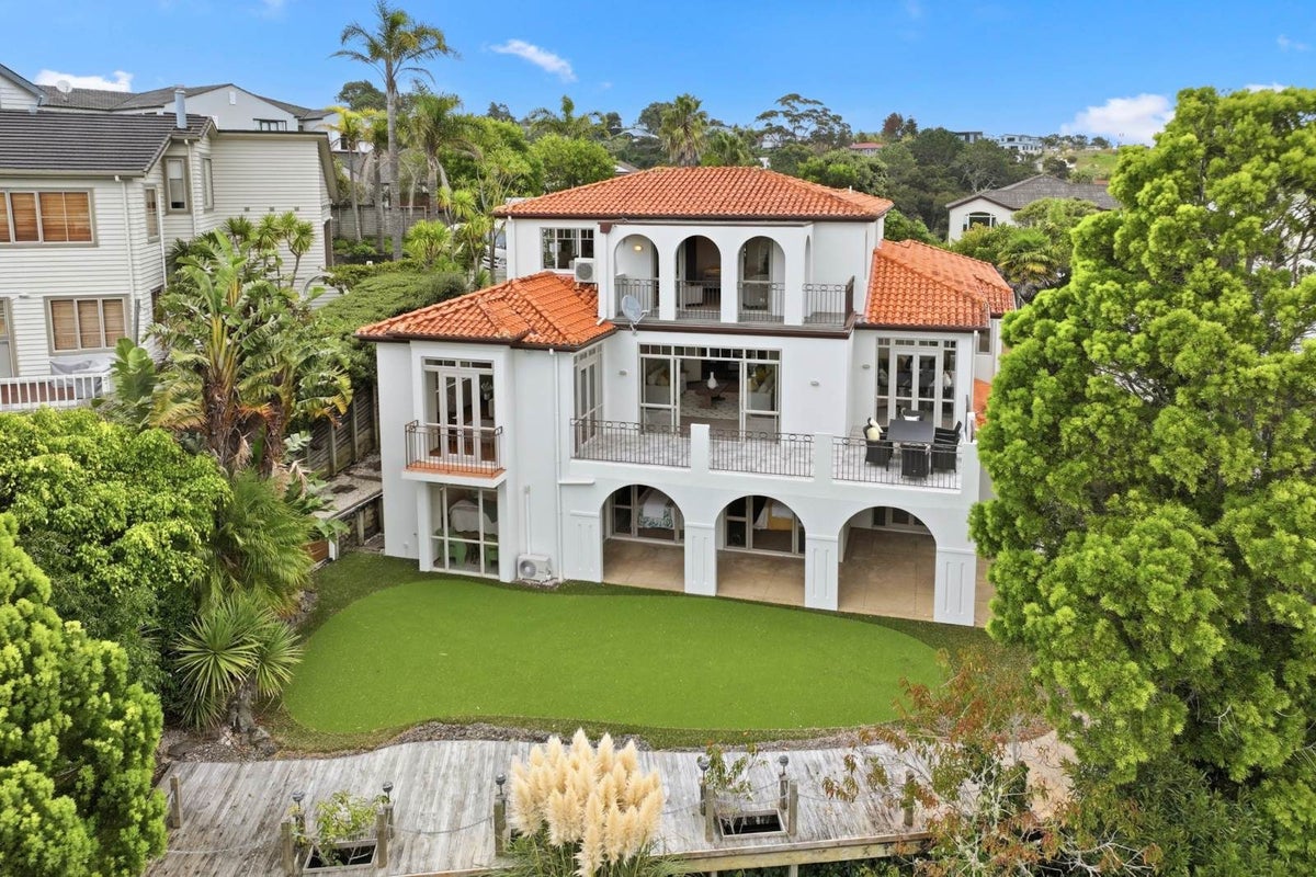 6 Rosella Place, Murrays Bay, Auckland - Carousel 2