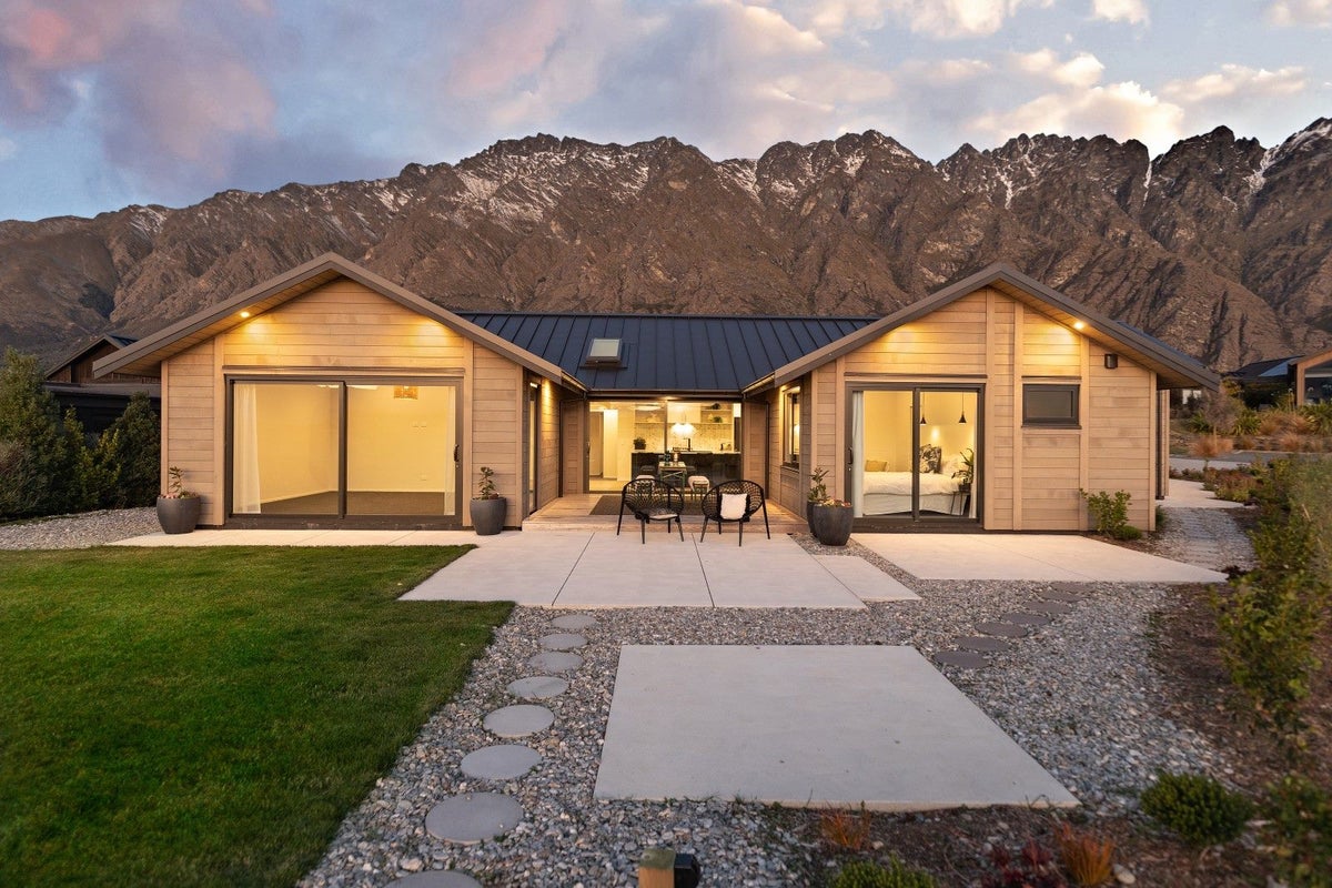 11 Torridon Court, Jacks Point, Queenstown - Carousel 1