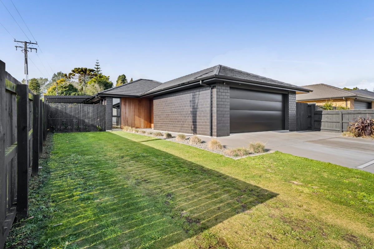 1 Rehua Place, Waiwhakaiho, New Plymouth - Carousel 1