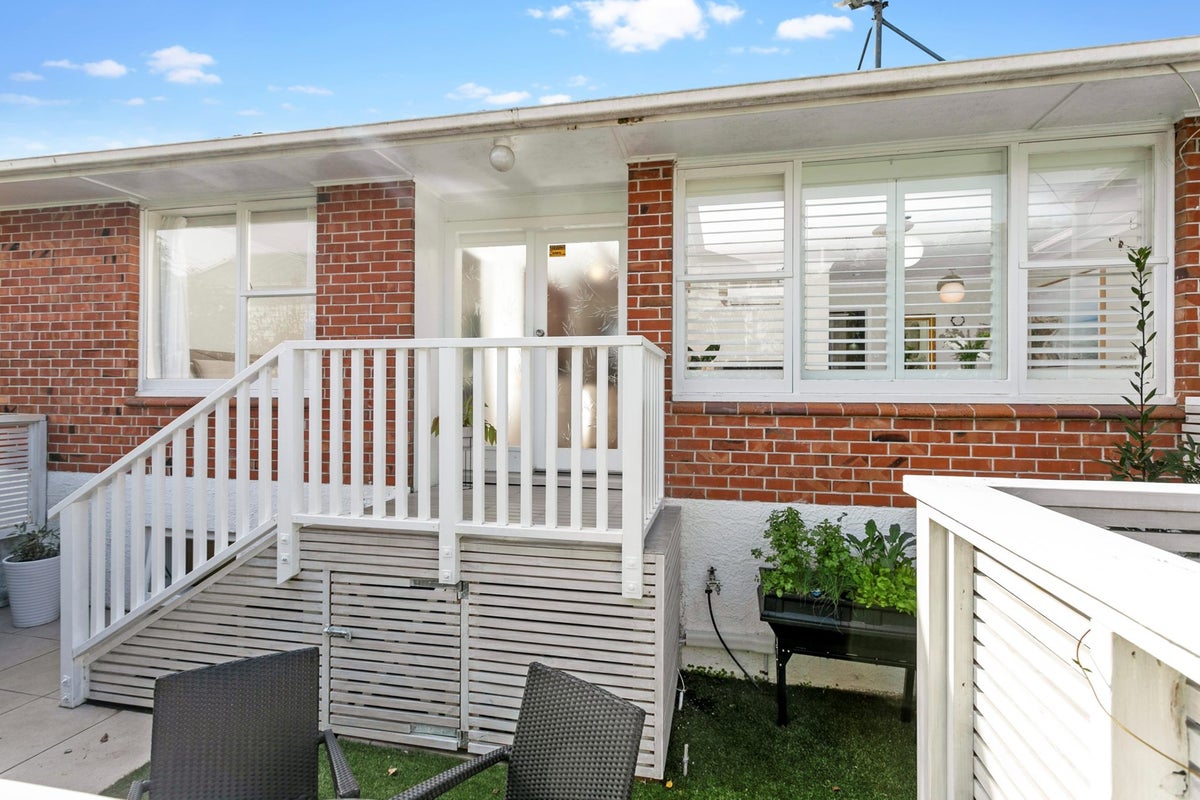2/6 Ngauruhoe Street, Mount Eden, Auckland - Carousel 1