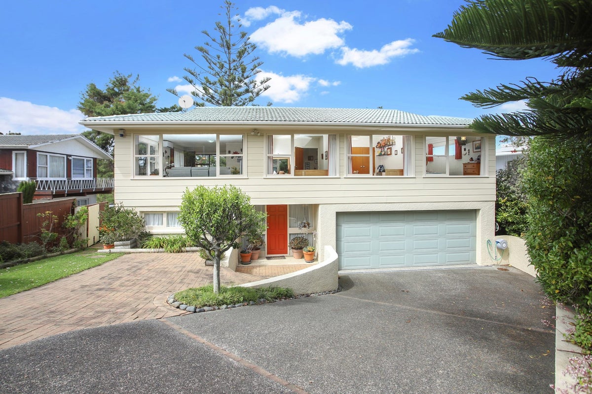 16 Tropicana Drive, Mount Roskill, Auckland - Carousel 1