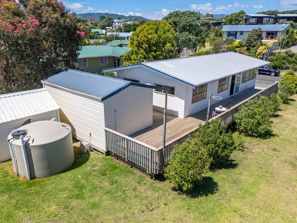 18 Hicks Crescent, Waikanae Beach, Waikanae - Carousel 2