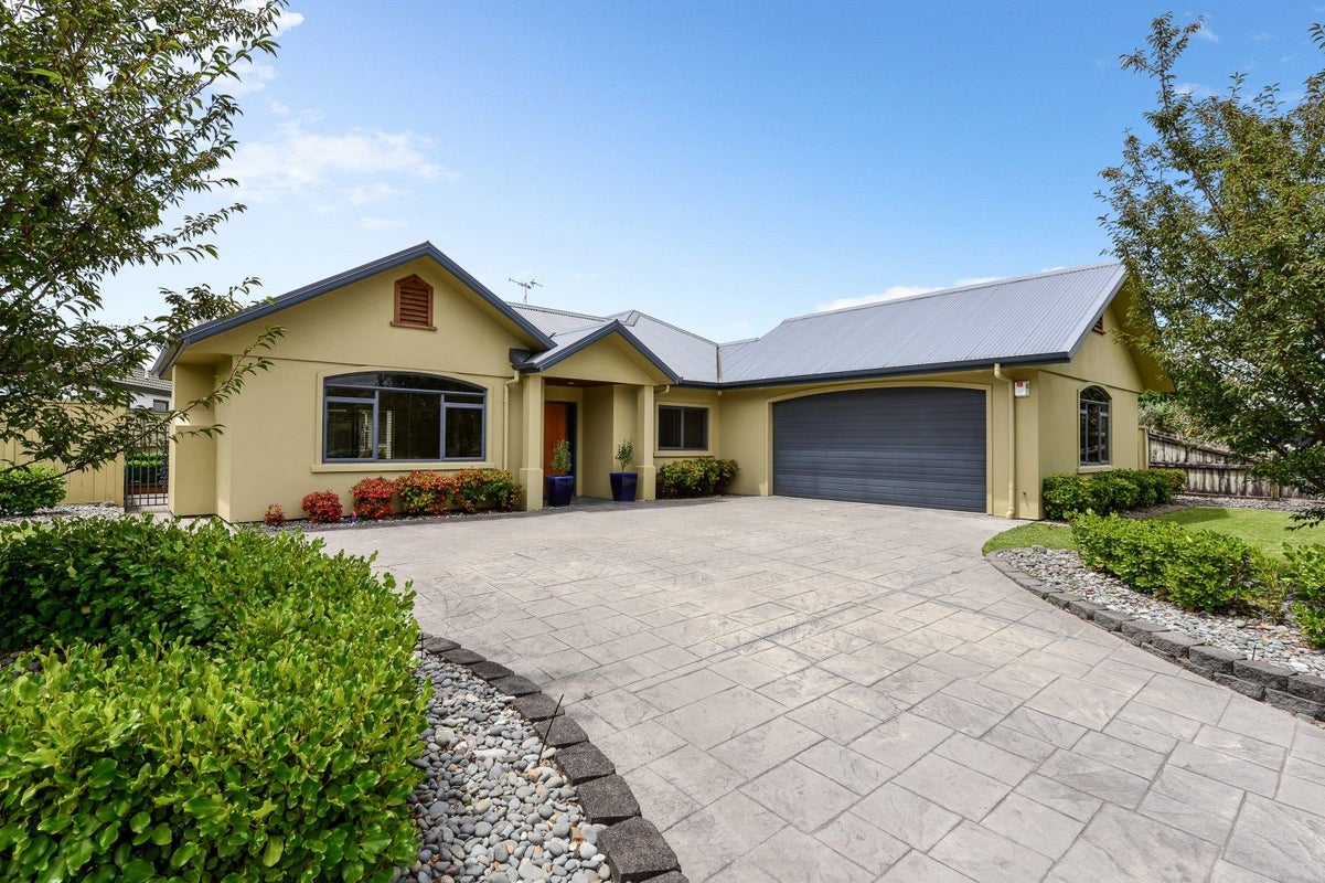 52 Diomede Glade, Flagstaff, Hamilton - Carousel 1