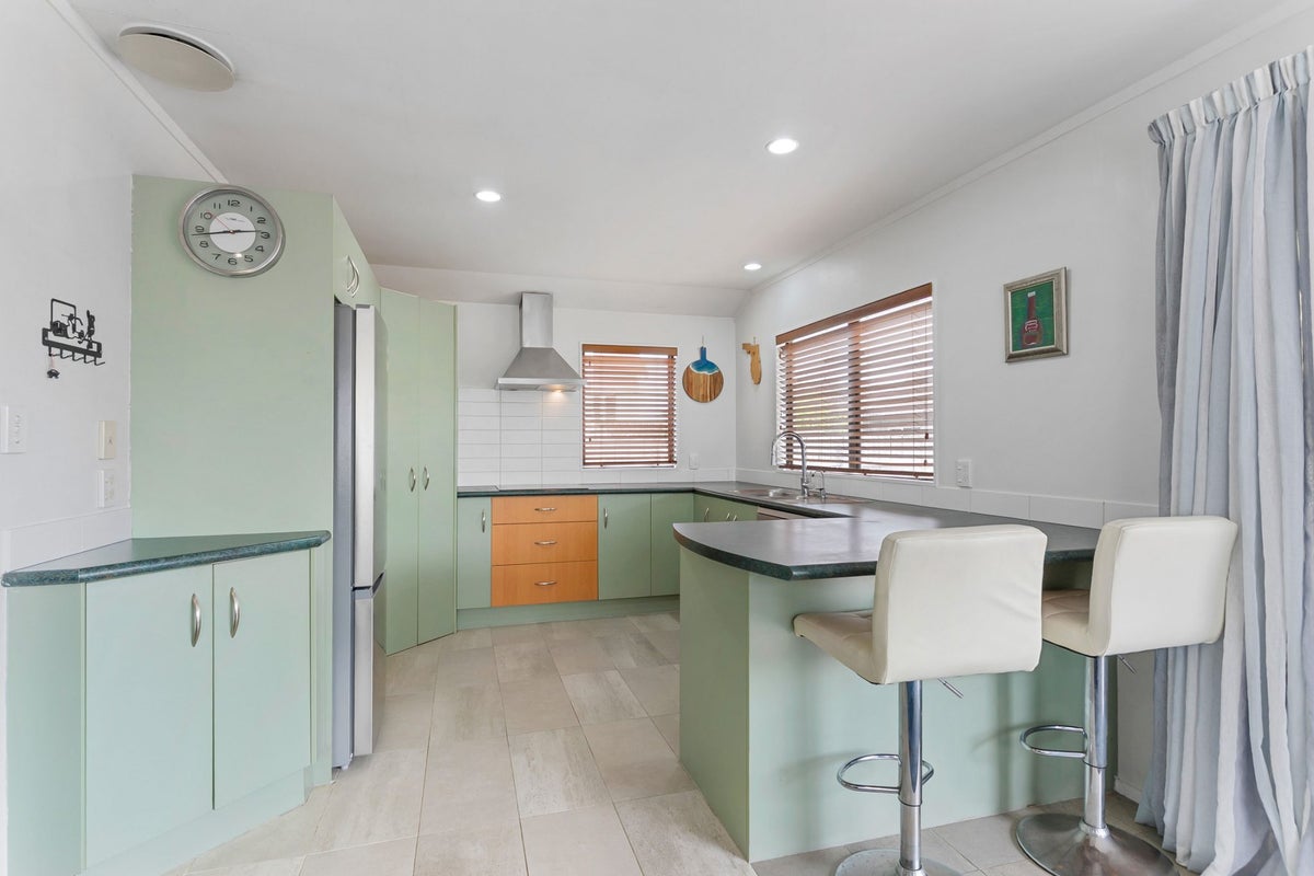 228C Te Atatu Road, Te Atatu South, Auckland - Carousel 1
