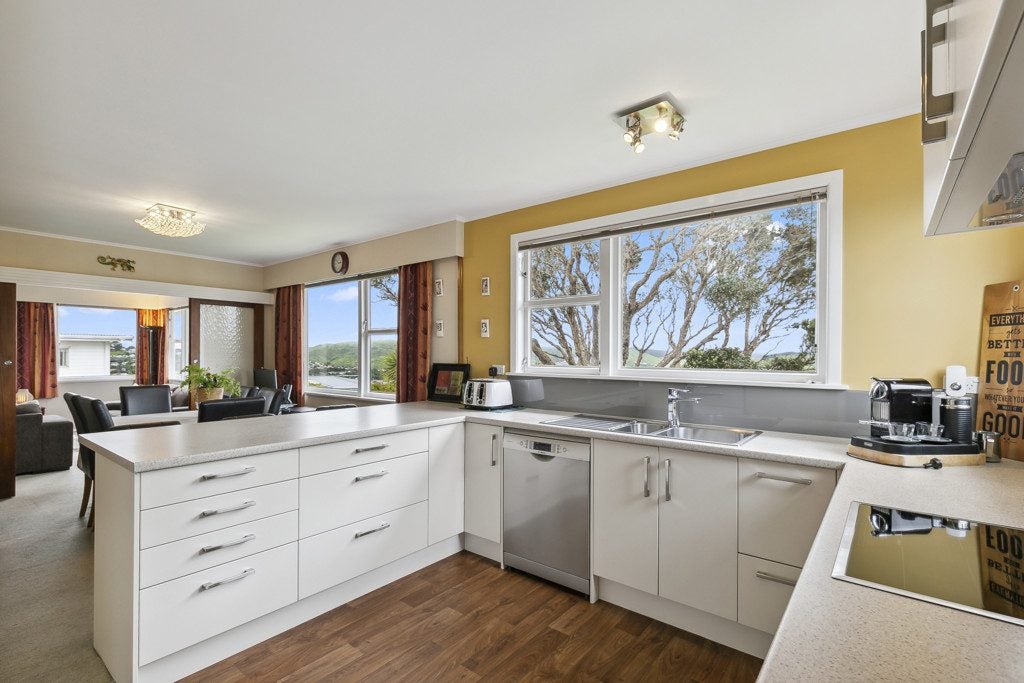39 Carluke Street, Paparangi, Wellington - Carousel 2
