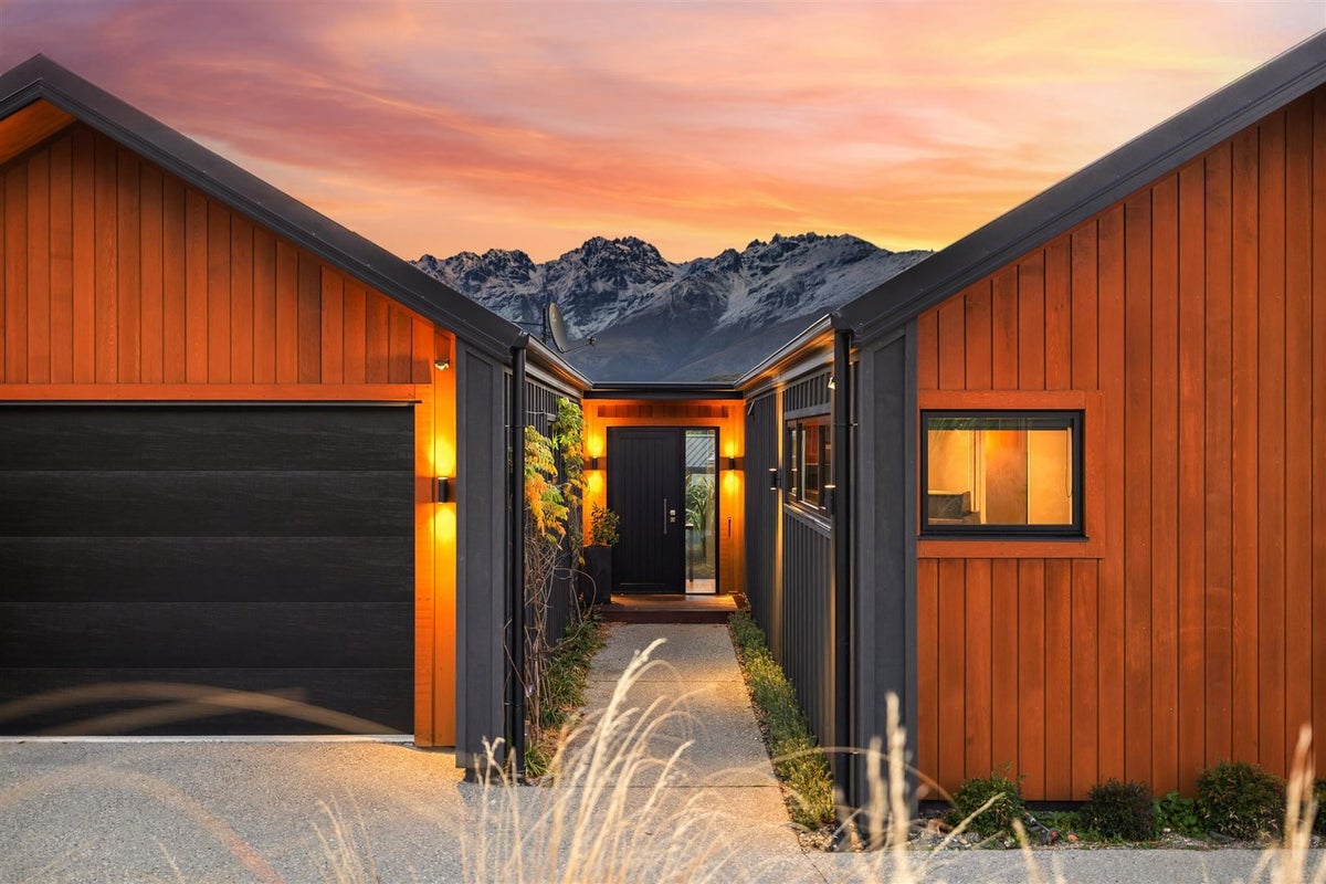 3 Polperro Court, Jacks Point, QUEENSTOWN - Carousel 1