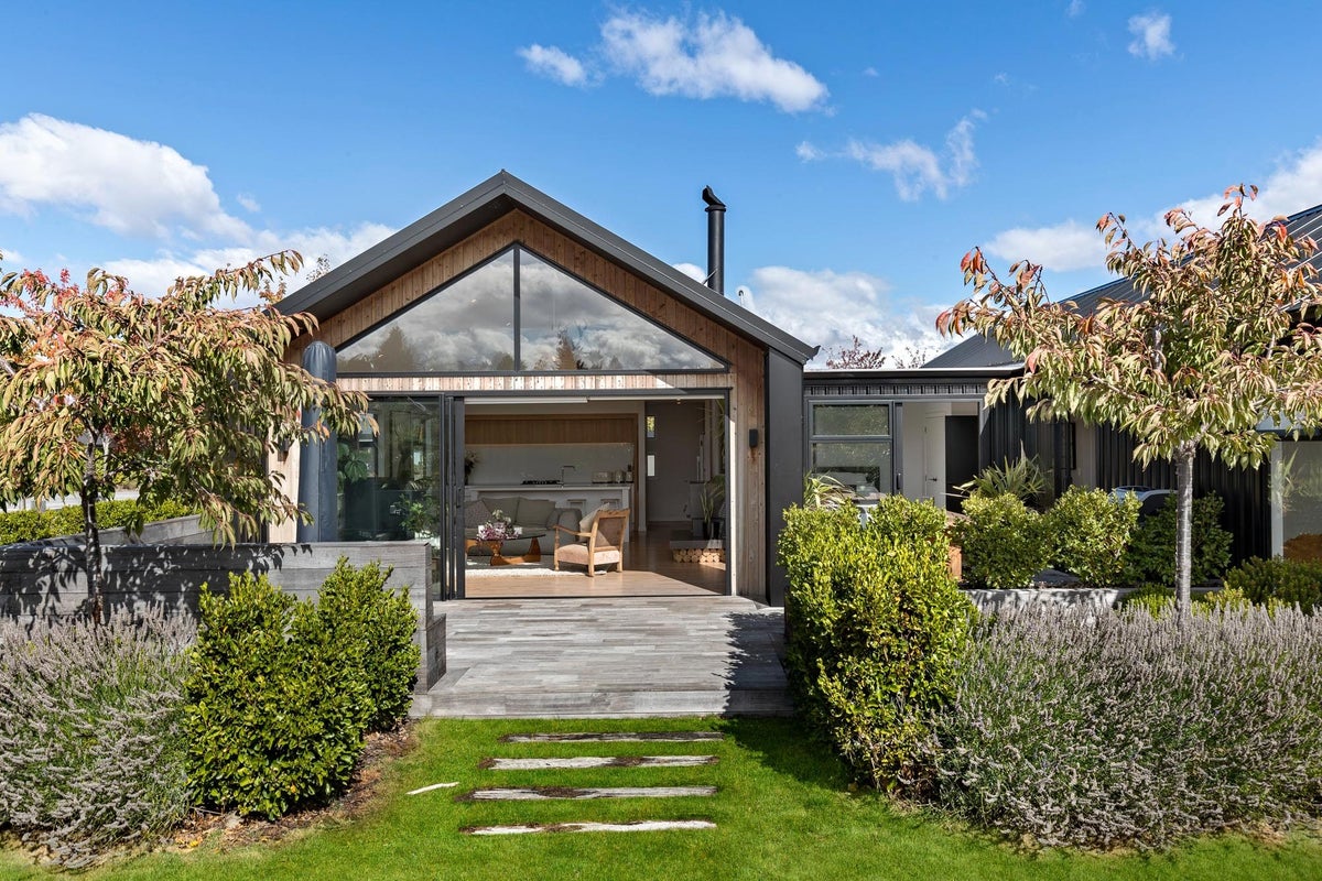 1 Hewson Crescent, Wanaka - Carousel 1