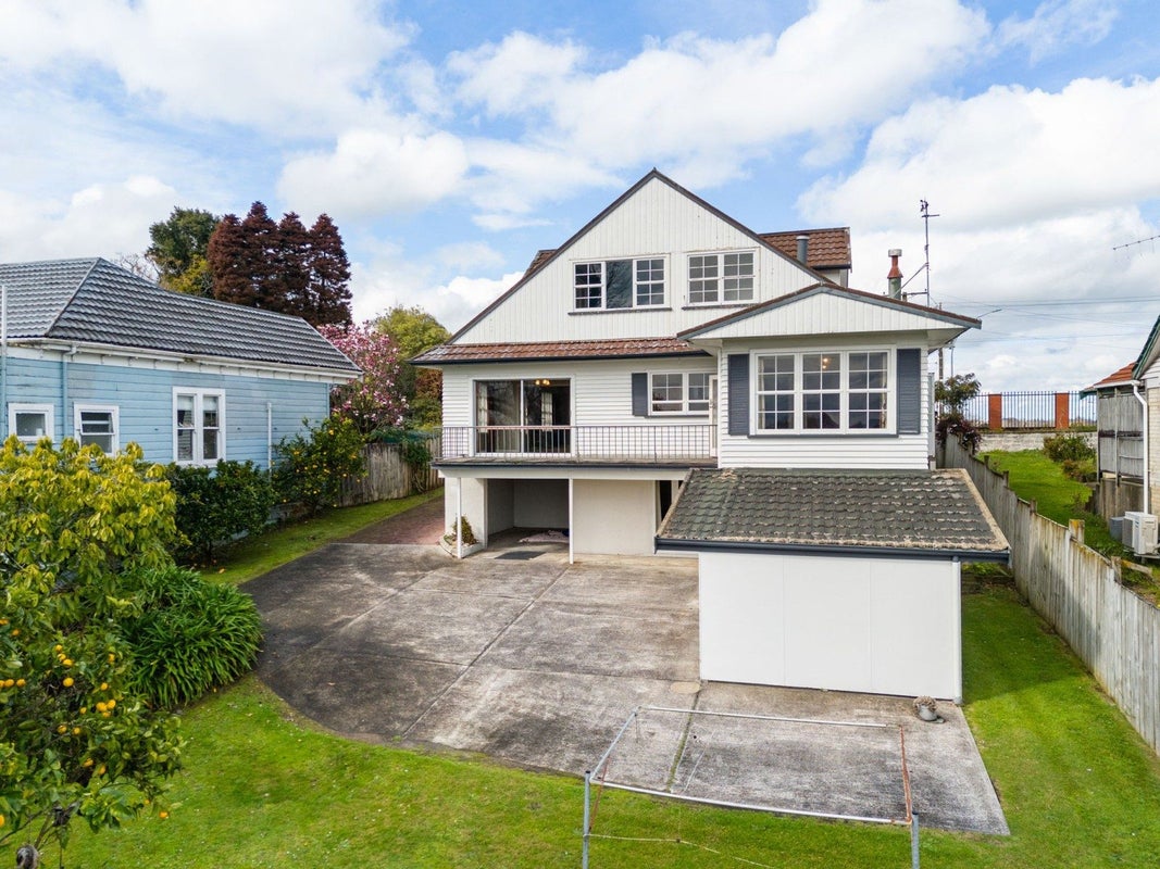 52 Forest Lake Road, Forest Lake, Hamilton - Carousel 1