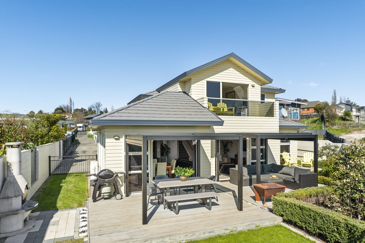 1/2 The Moorings, Two Mile Bay, Taupo - Carousel 27
