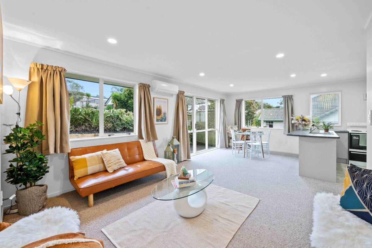 6 Regents Park Place, Westgate, Auckland - Carousel 1