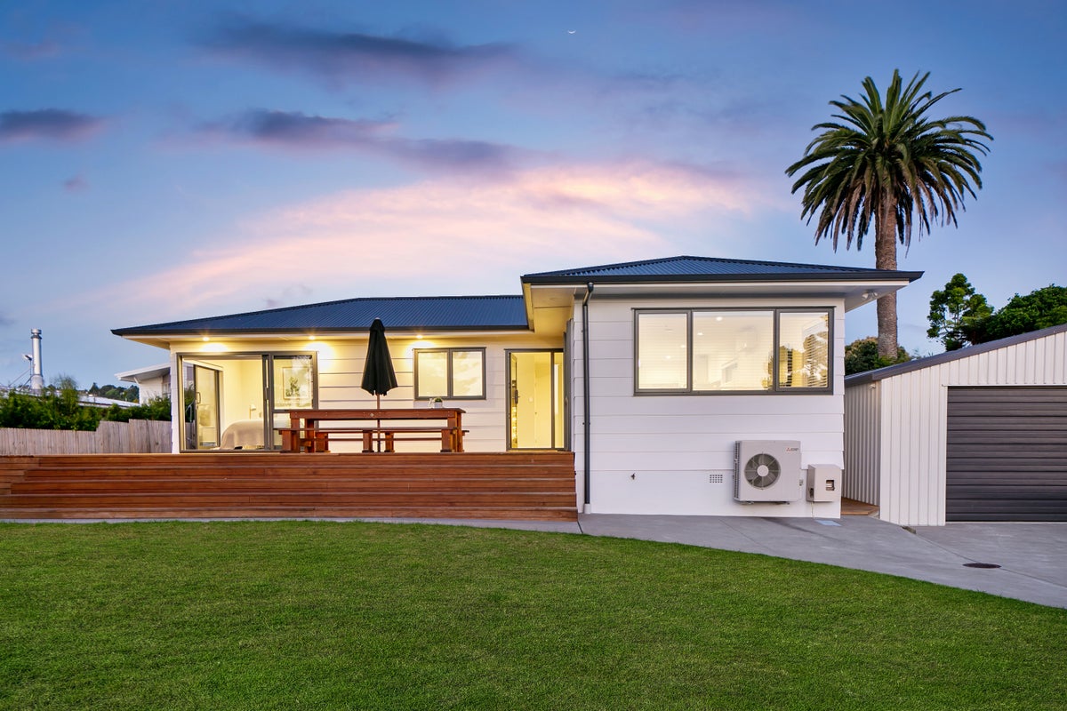 8 Hellyers Street, Birkdale, Auckland - Carousel 2