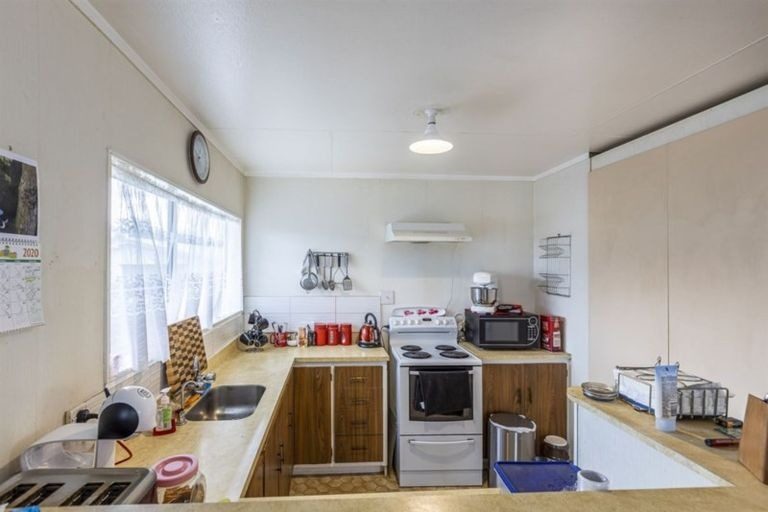 16 Rosedale Crescent, Cloverlea, Palmerston North - Carousel 2