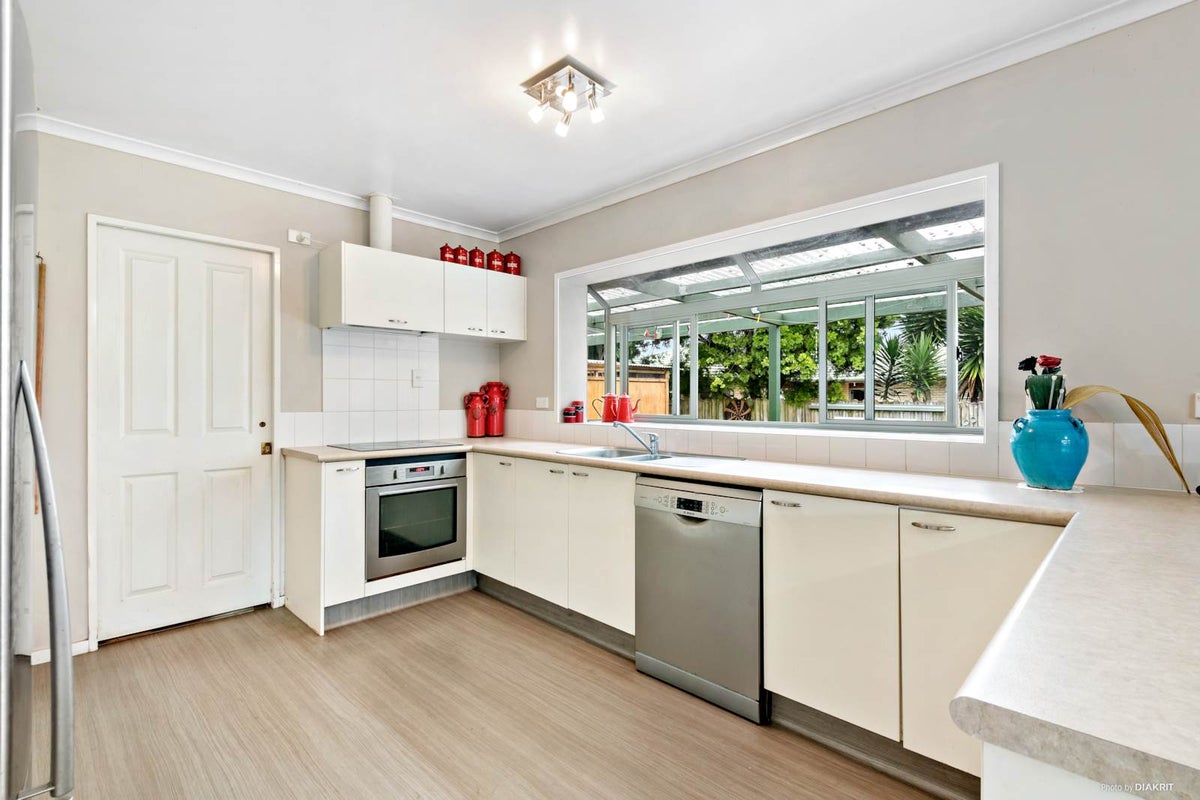 34 Etherton Drive, Weymouth, Auckland - Carousel 2