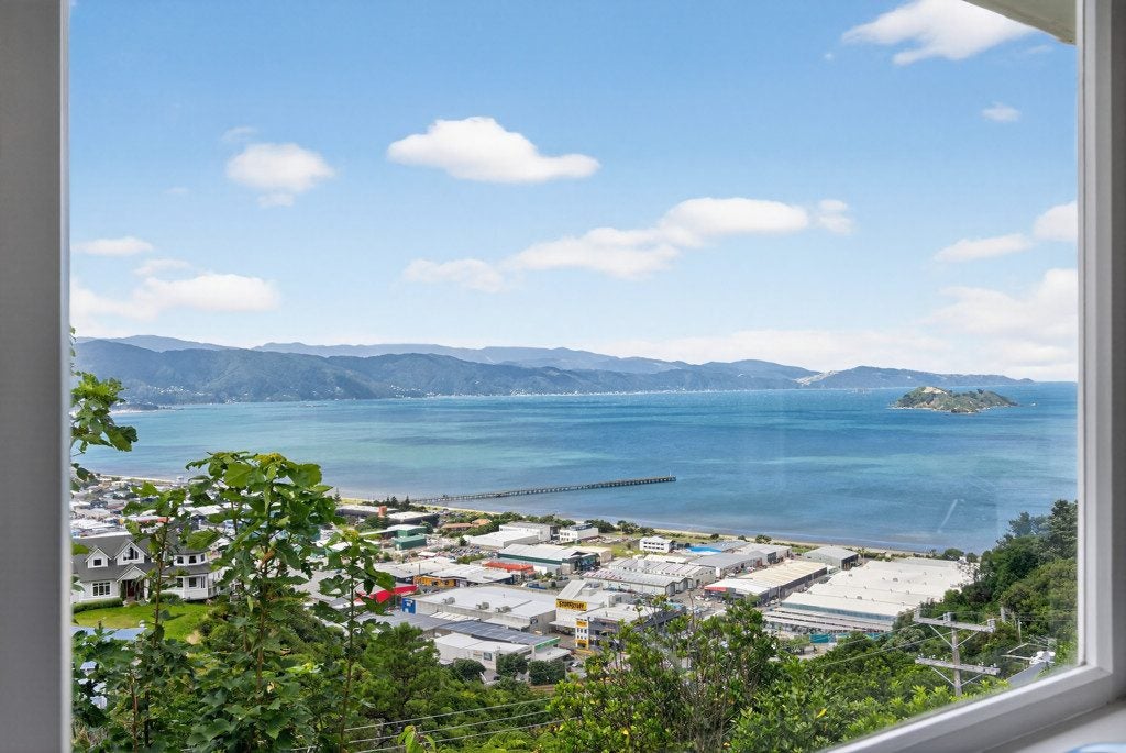 11 Singers Road, Korokoro, Lower Hutt - Carousel 21