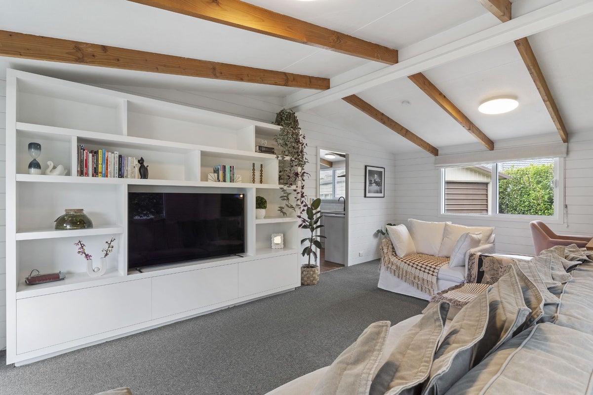 1/2 Springbank Lane, Te Atatu Peninsula, Auckland - Carousel 2