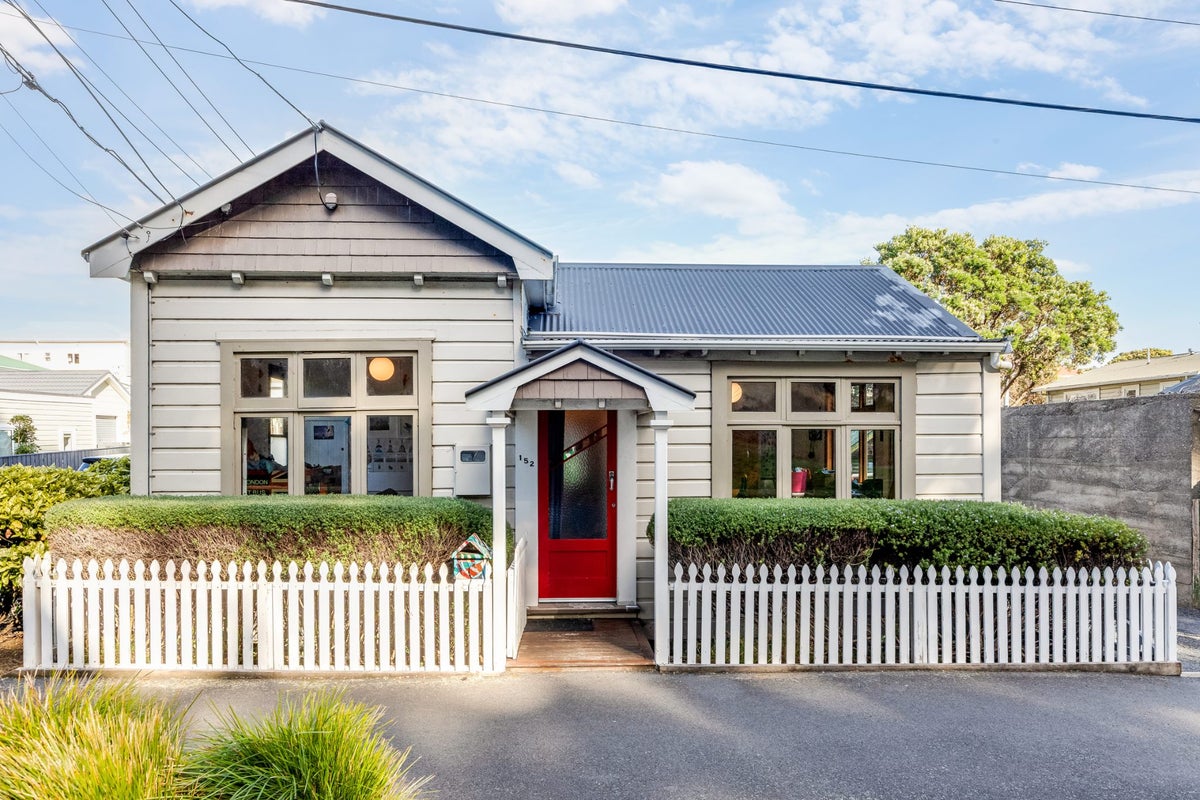 152 Russell Terrace, Berhampore, Wellington - Carousel 1