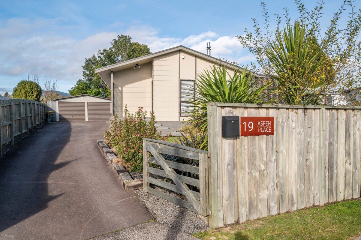 19 Aspen Place, Owhata, Rotorua - Carousel 1