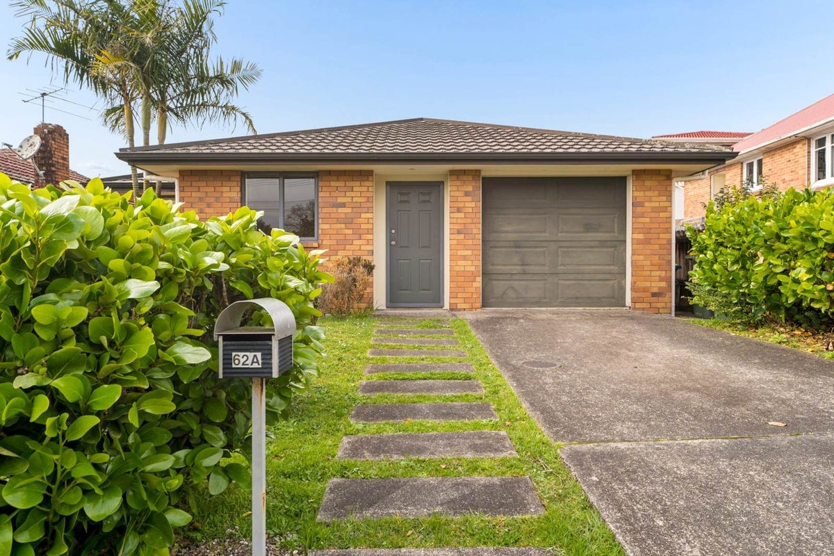 62A Hutchinson Avenue, New Lynn, Waitakere City, Auckland - Carousel 1
