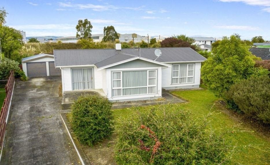 12 Pinedale Parade, Milson, Palmerston North - Carousel 1