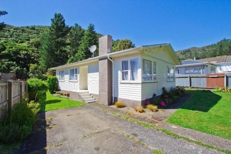 61 Sunny Grove, Wainuiomata, Lower Hutt - Carousel 1