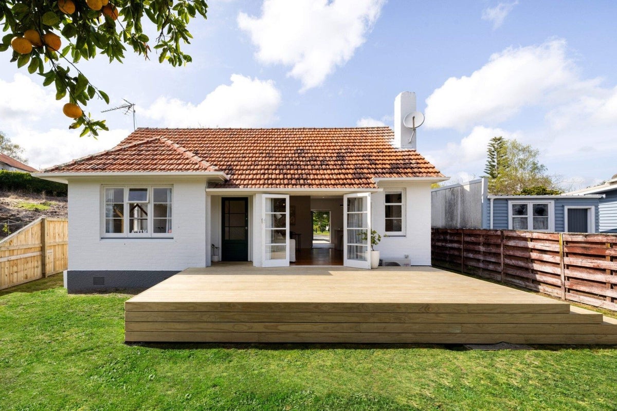 48 Galway Avenue, Hamilton East, Hamilton - Carousel 1