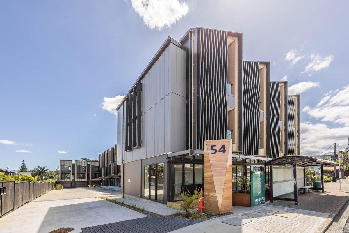 15/54 Taharoto Road, Takapuna, Auckland - Carousel 11