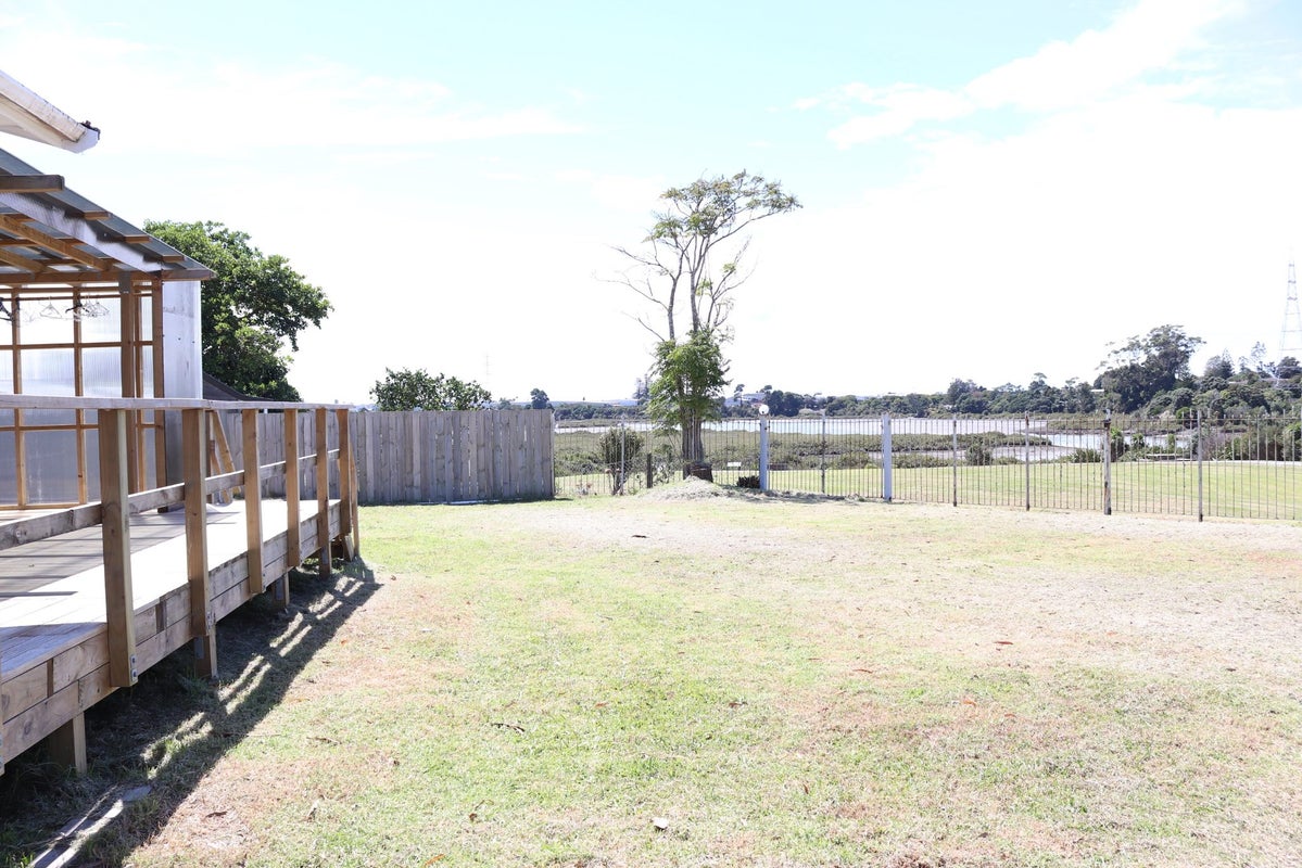 10 Ingleby Place, Kelston, Auckland - Carousel 2