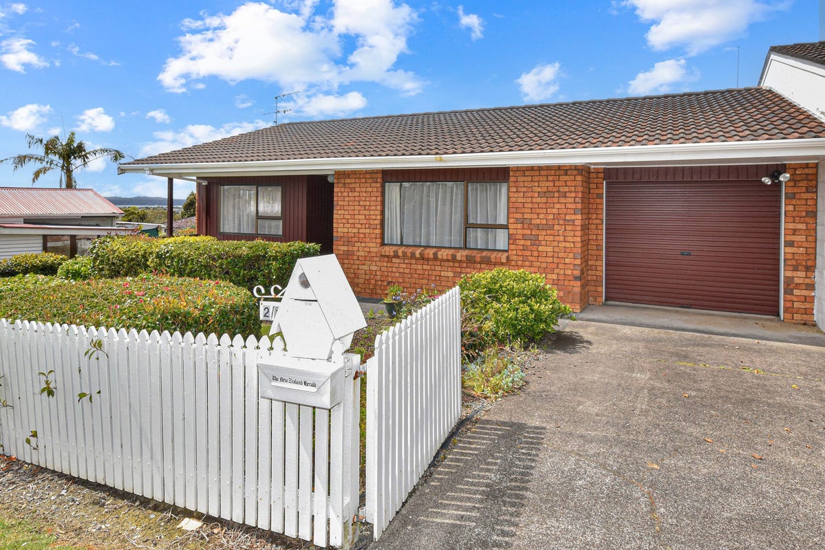 2/1 Sari Place, Massey, Auckland - Carousel 2