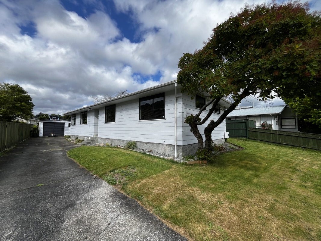 8 Denver Grove, Totara Park, Upper Hutt - Carousel 1