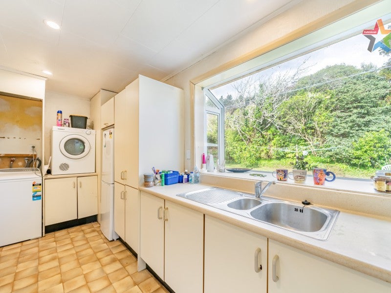 37 Peel Place, Wainuiomata, Lower Hutt - Carousel 2