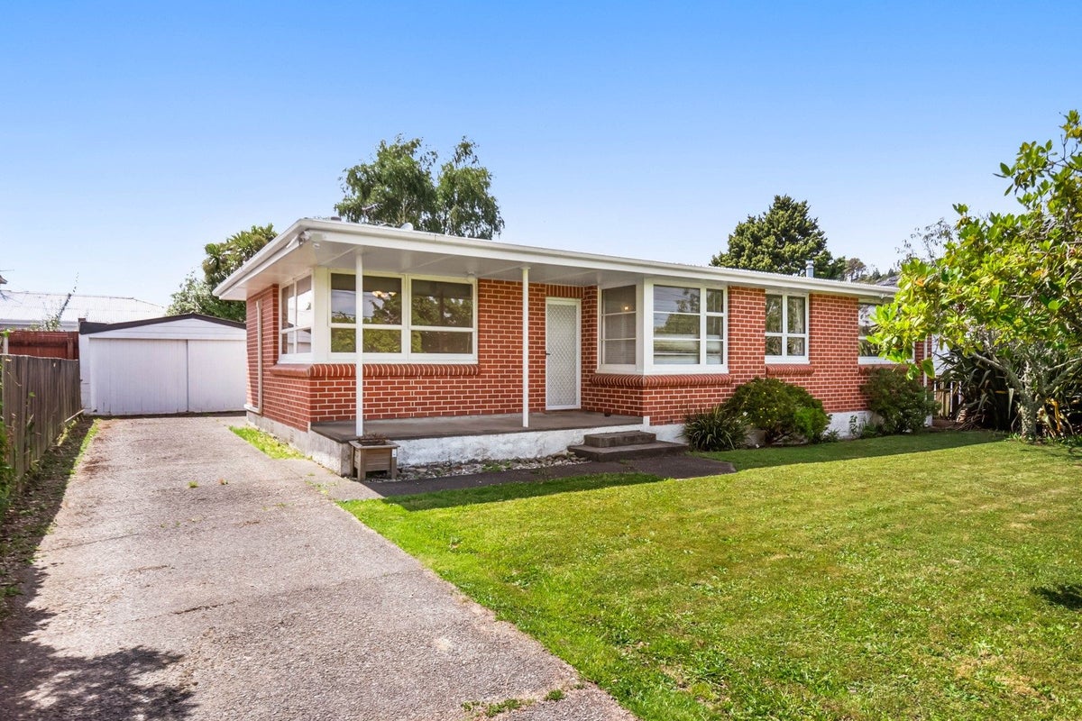 28 Henry Street, Ebdentown, Upper Hutt - Carousel 1