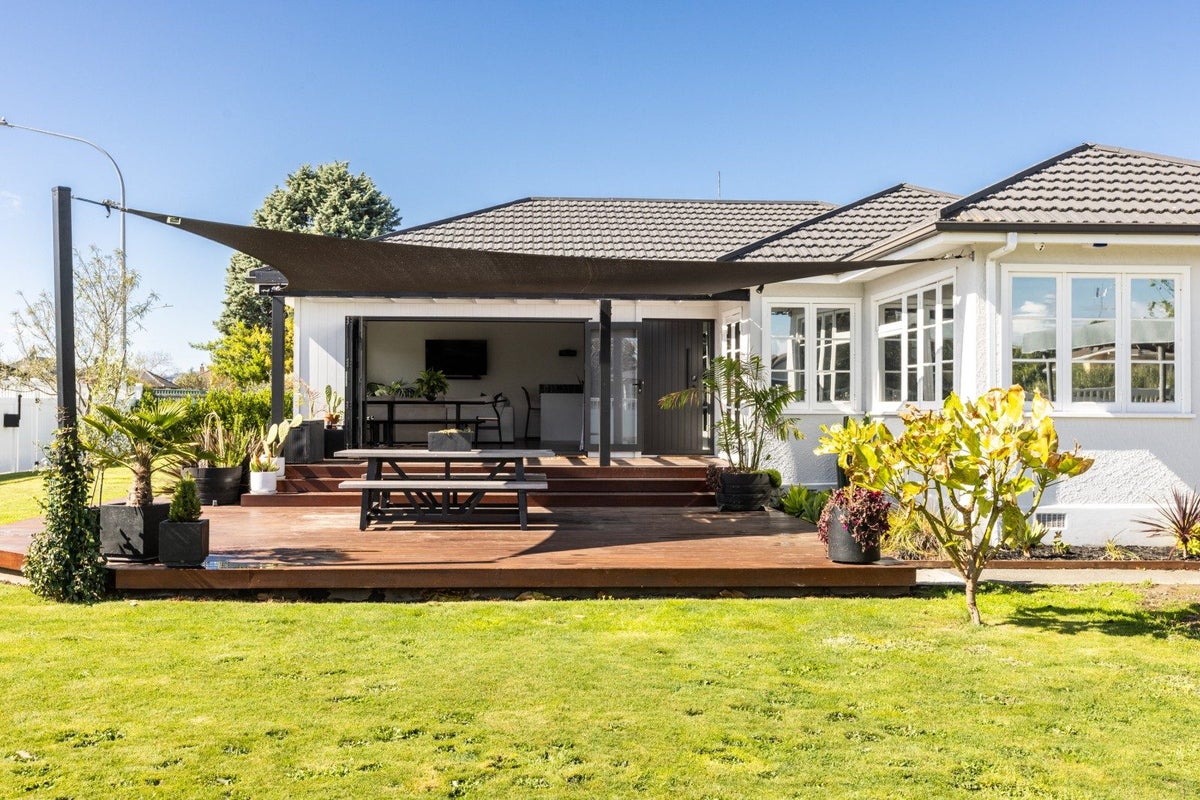 709 Grove Road, Mayfair, Hastings - Carousel 1