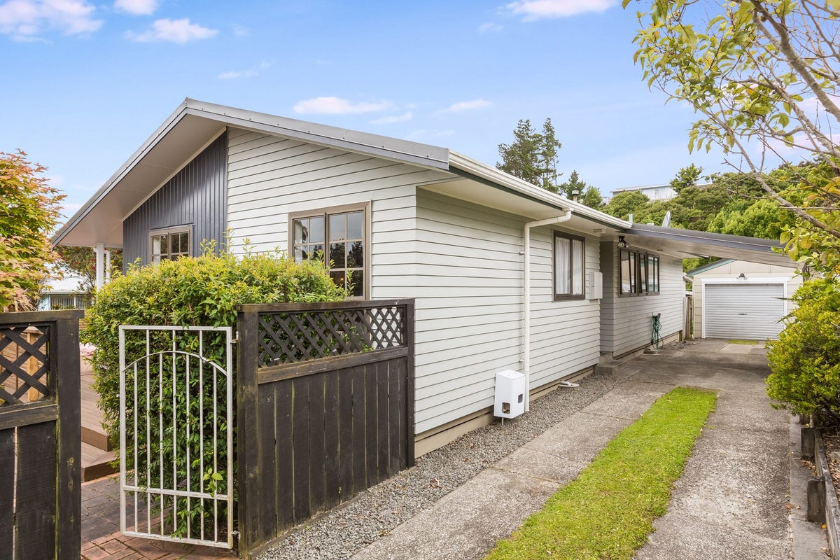 44 Omapere Street, Whitby, Porirua - Carousel 1