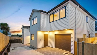 8D Ayrton Street, Te Atatu South, Auckland - Carousel 1