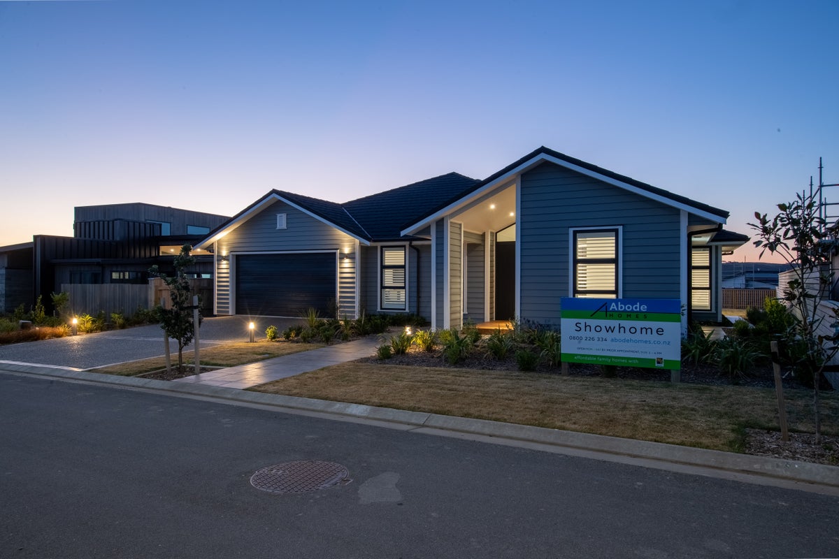 10 Rotorua Grove, Aotea, Porirua - Carousel 1