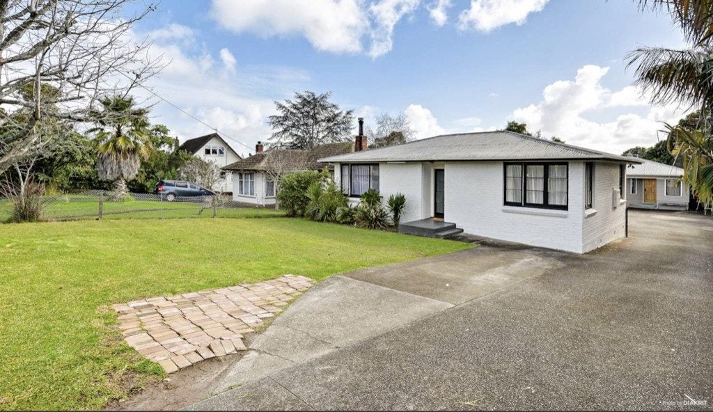 15 Amberley Avenue, Te Atatu South, Auckland - Carousel 1