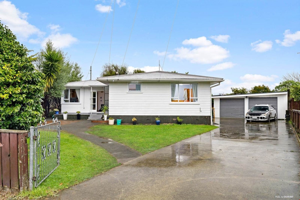 4 Mountbatten Place, Papakura, Papakura - Carousel 1