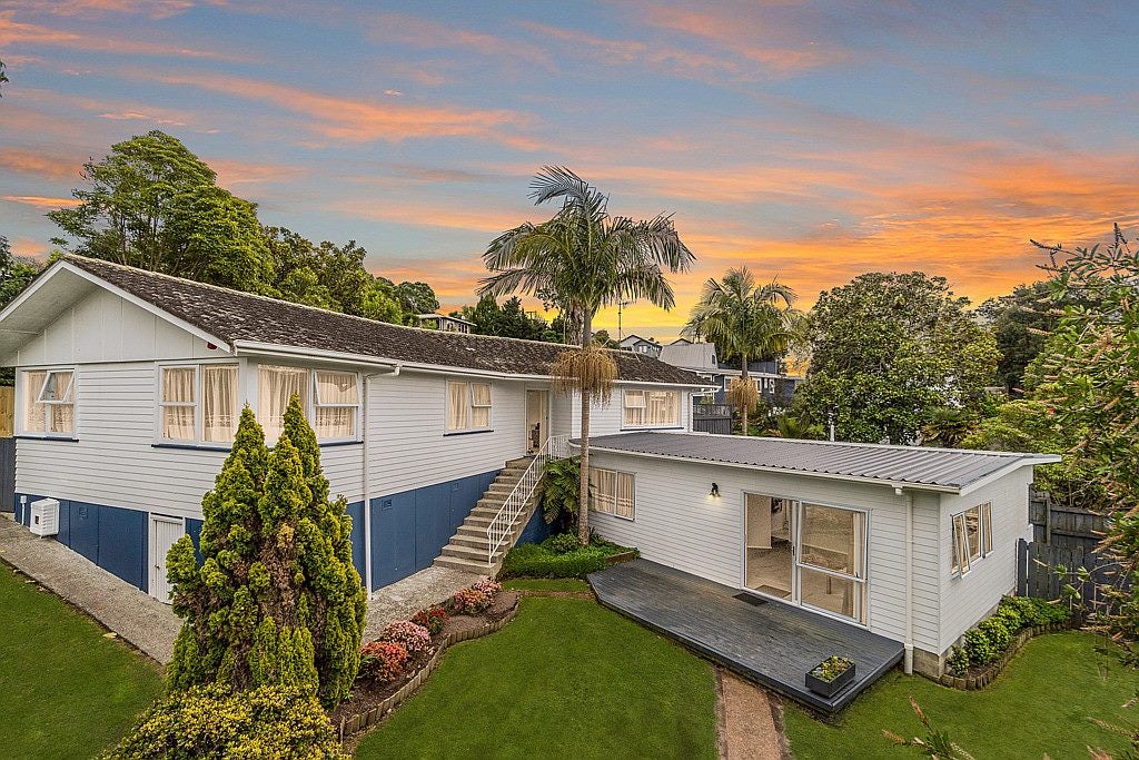 9 Hilling Street, Titirangi, Auckland - Carousel 1