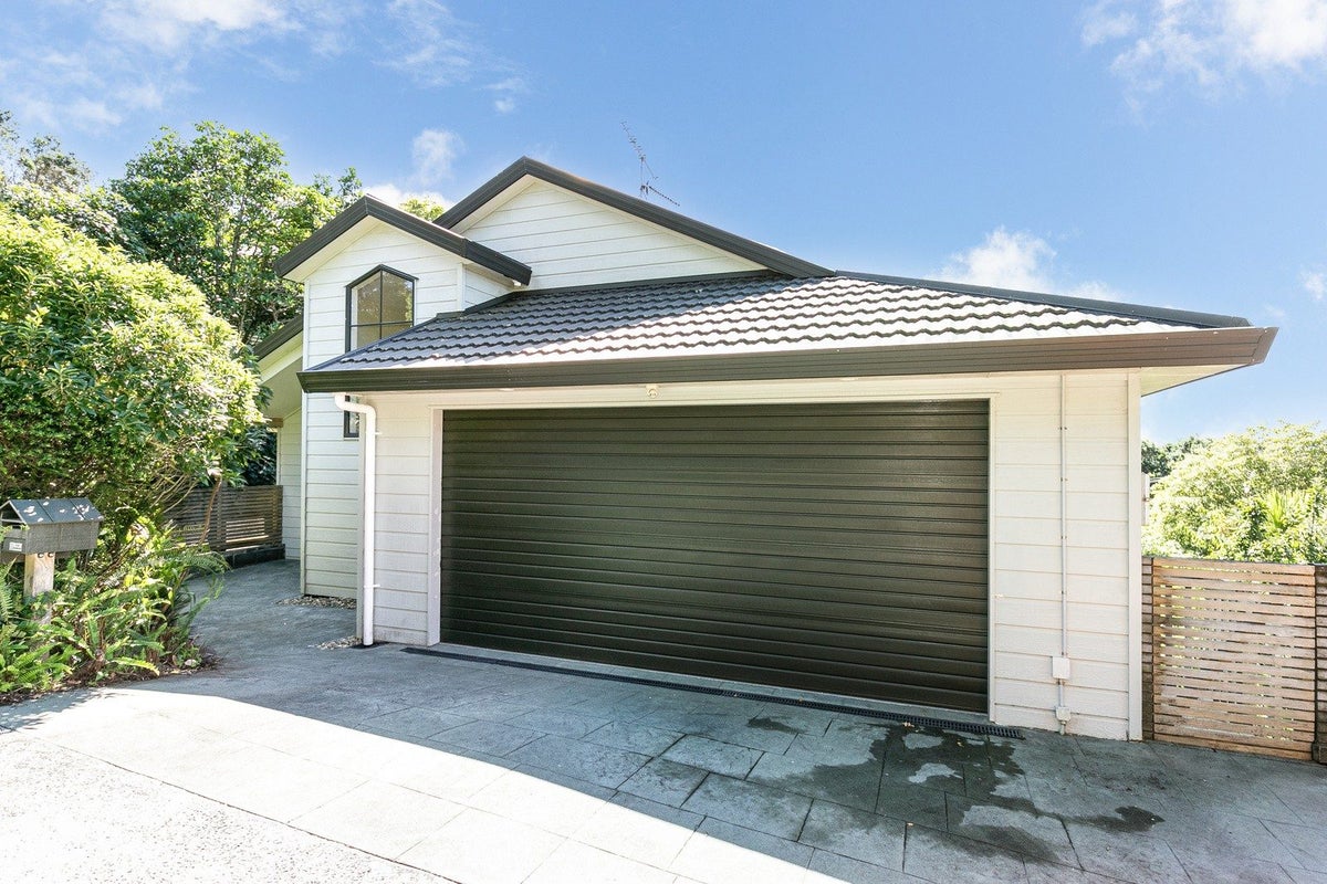 4 Tui Terrace, Tawa, Wellington - Carousel 1