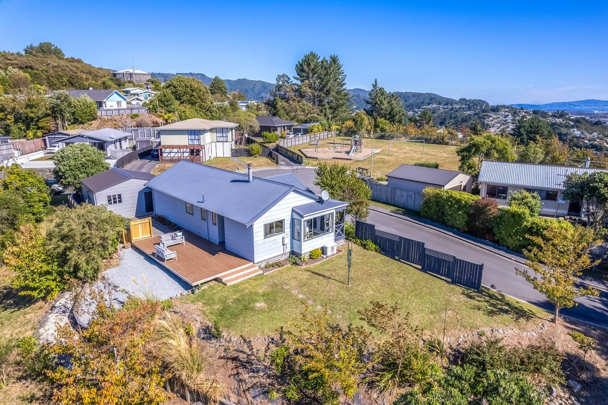 16 McManaway Grove, Stokes Valley, Lower Hutt - Carousel 2
