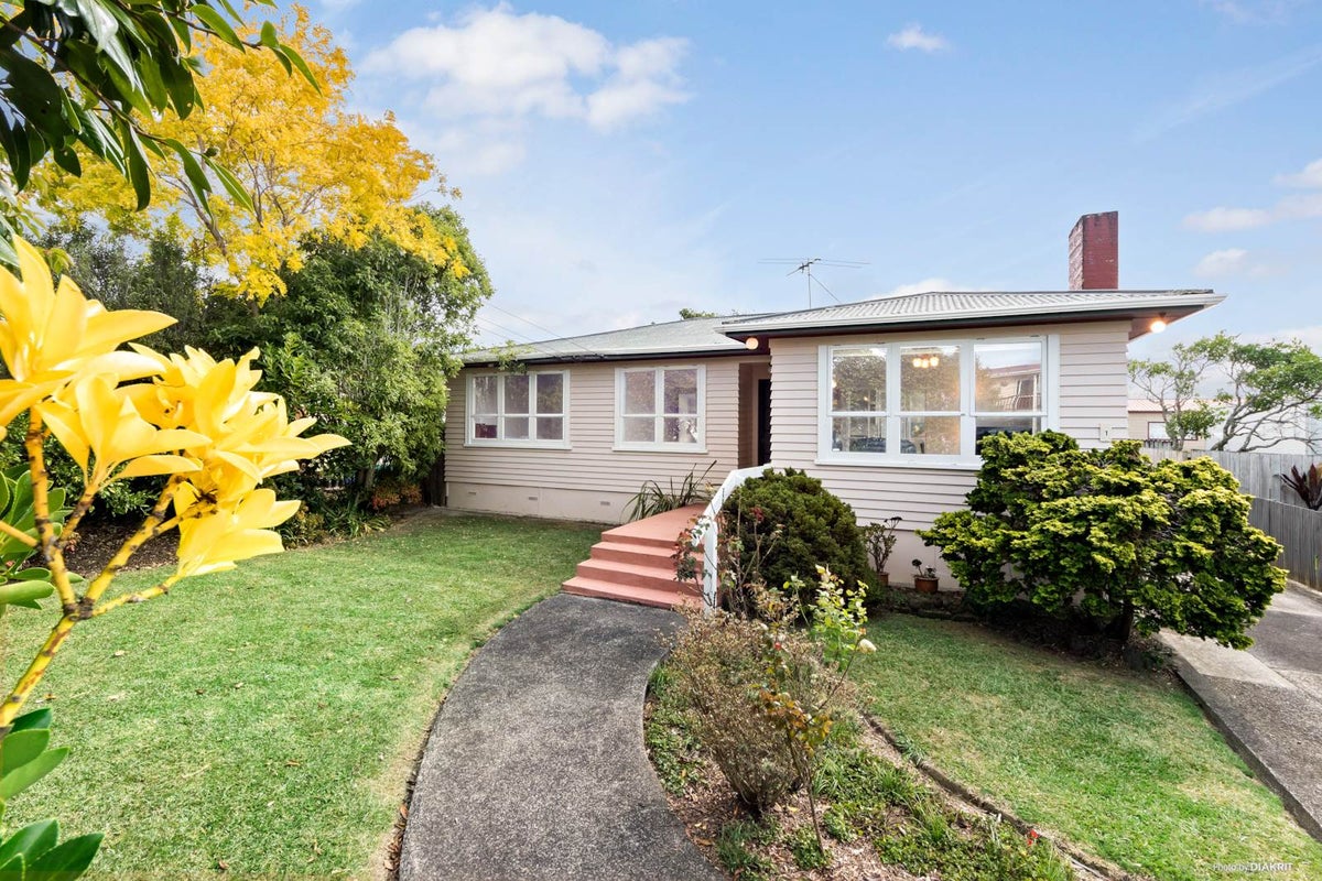1 Bamboo Grove, Kelston, Auckland - Carousel 1