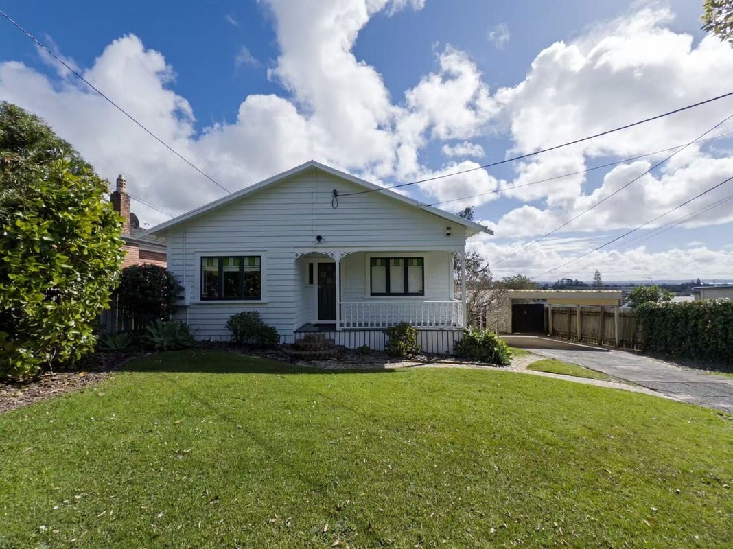 189 Titirangi Road, Titirangi, Auckland - Carousel 1