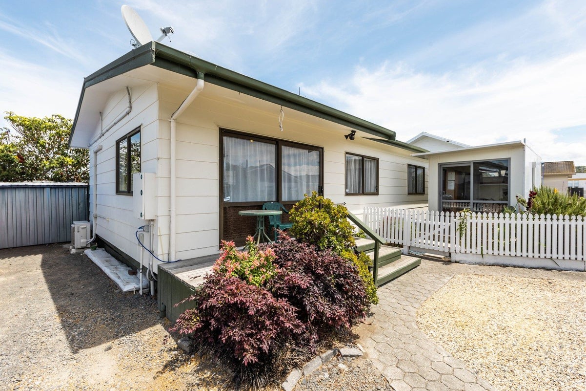 4/2 LEE RD, TARADALE, NAPIER - Carousel 1