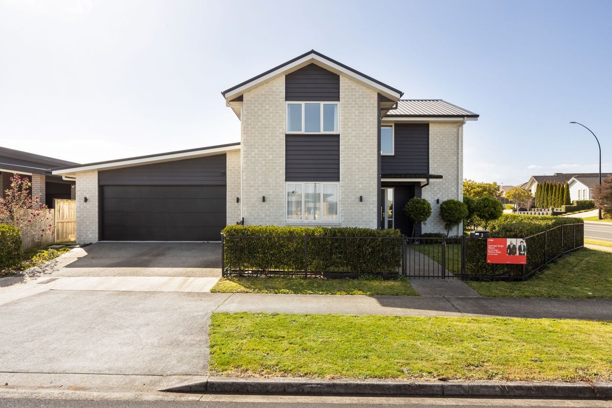 2 Mccorquindale Drive, Flagstaff, Hamilton, Waikato - Carousel 1